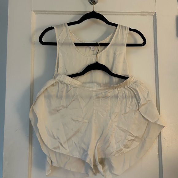 Lunya Washable Silk Set in White - Picture 3 of 9